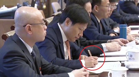 Look What We Found! Lei Jun Is Making Notes with Mijia Pen!