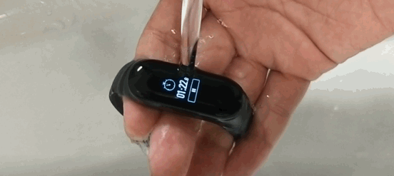 complete look at the xiaomi mi band 3 under water